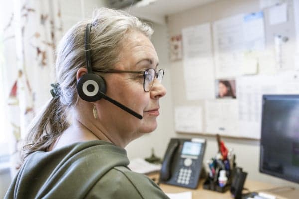 Kvinna som har hörlurar på sig