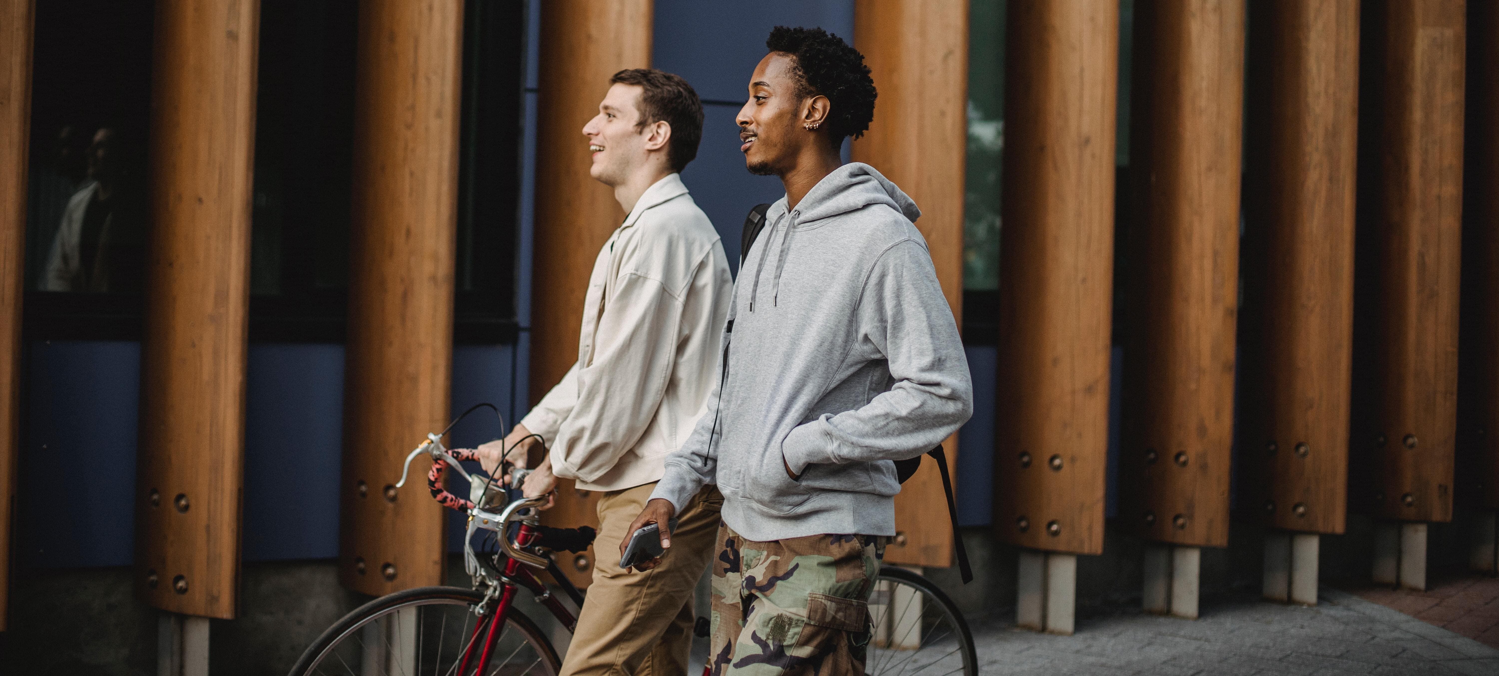 Unga män med cykel i storstadsmiljö Unga män med cykel i storstadsmiljö