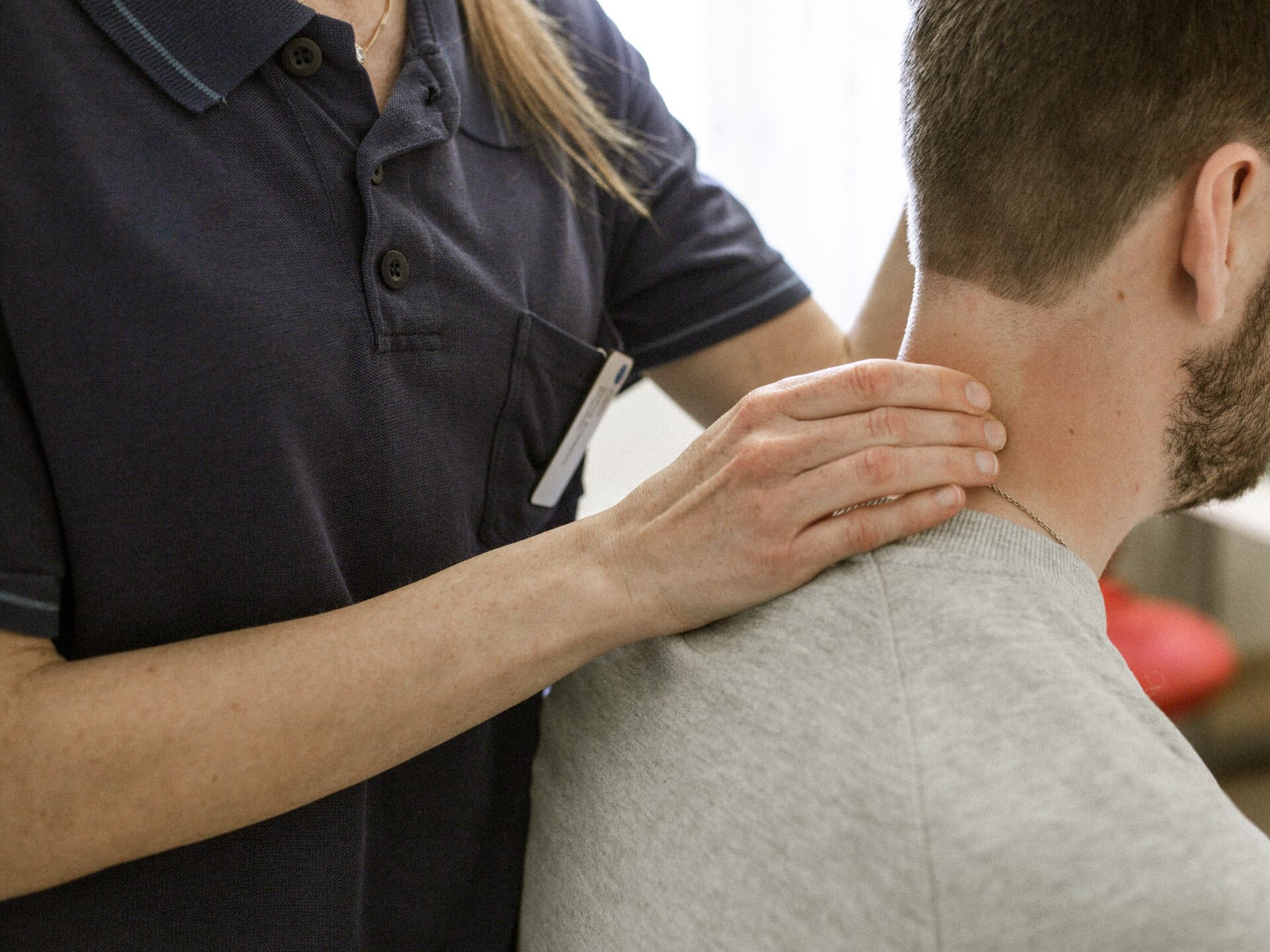 Fysioterapeut undersöker patients nacke
