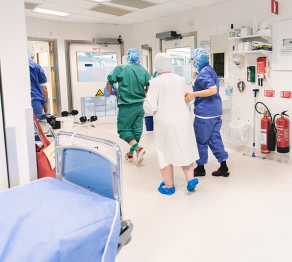 Patient leds av sjukvårdspersonal till operation