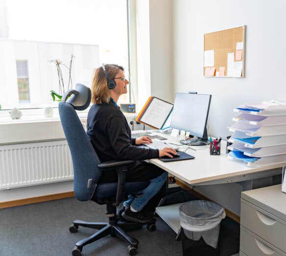 Personal som sitter vid skrivbord Personal som sitter vid skrivbord