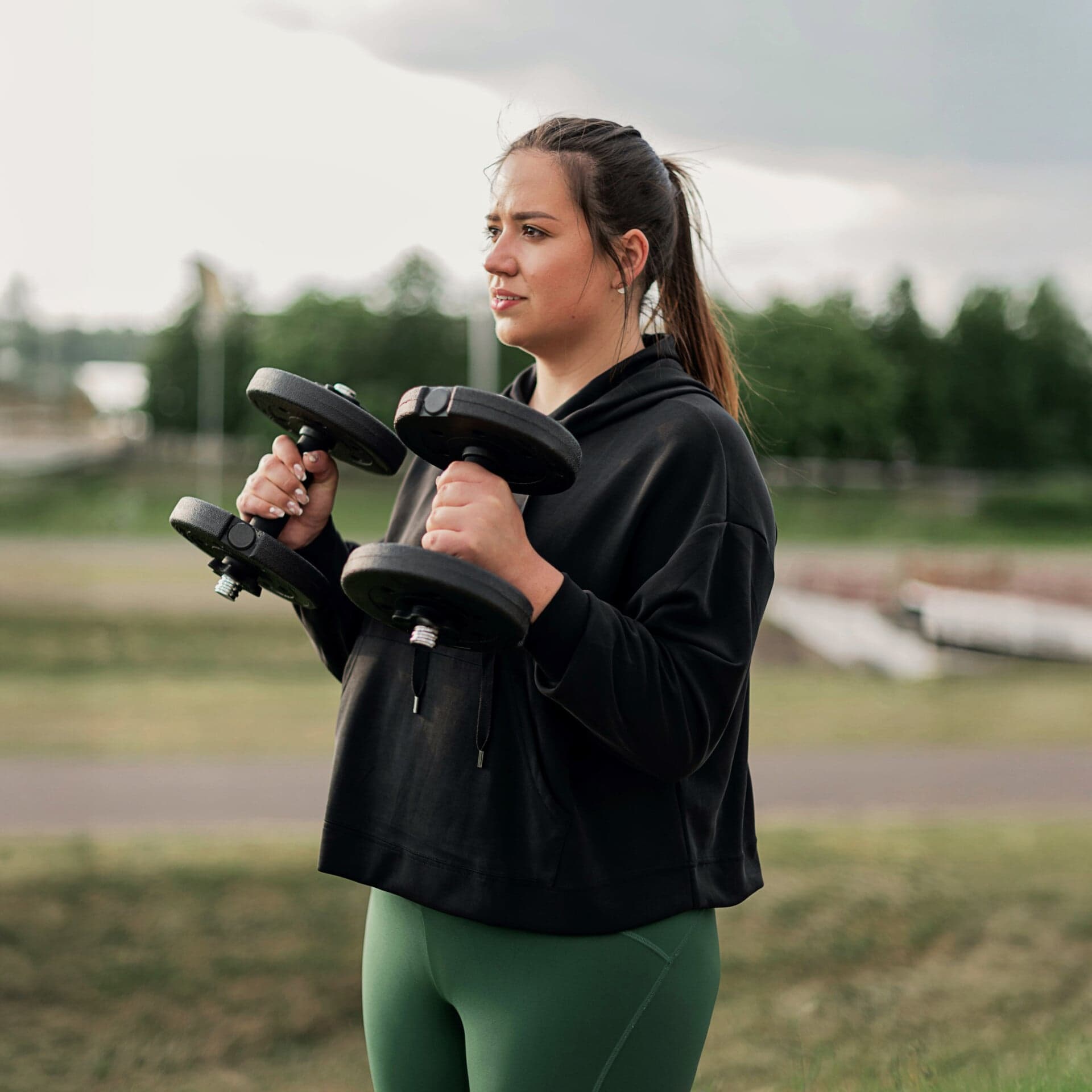 Kvinna håller i hantlar Kvinna håller i hantlar