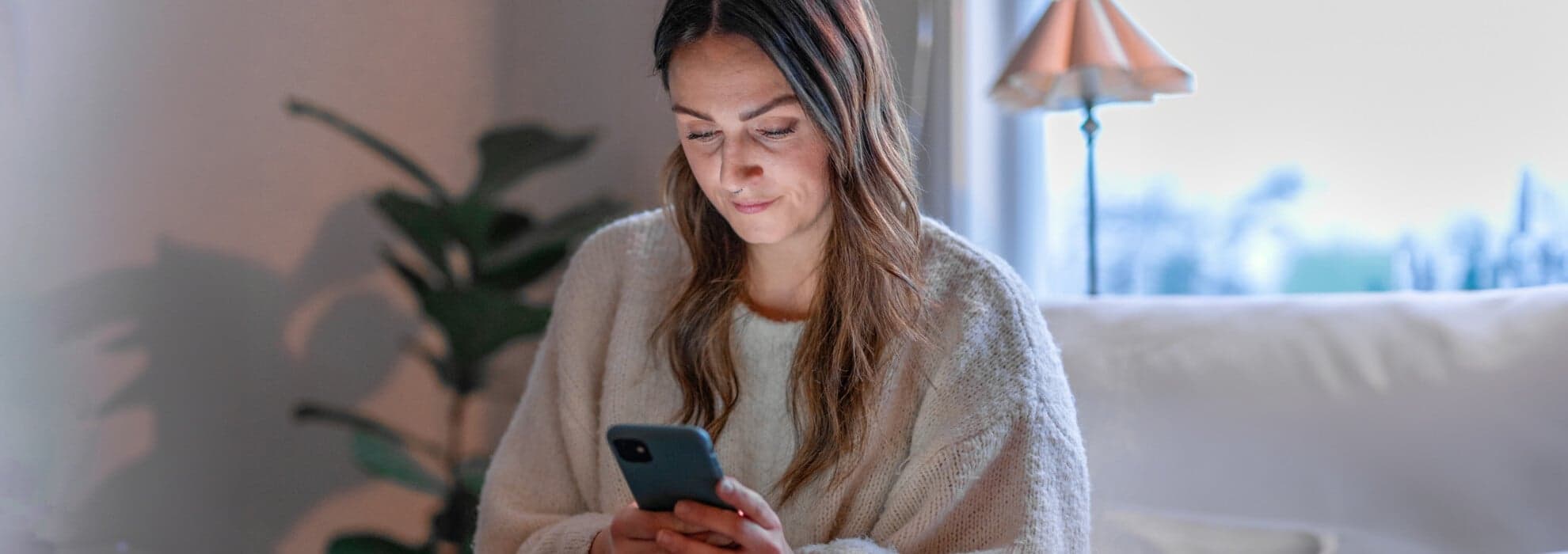 Kvinna som kollar i mobiltelefon Kvinna som kollar i mobiltelefon