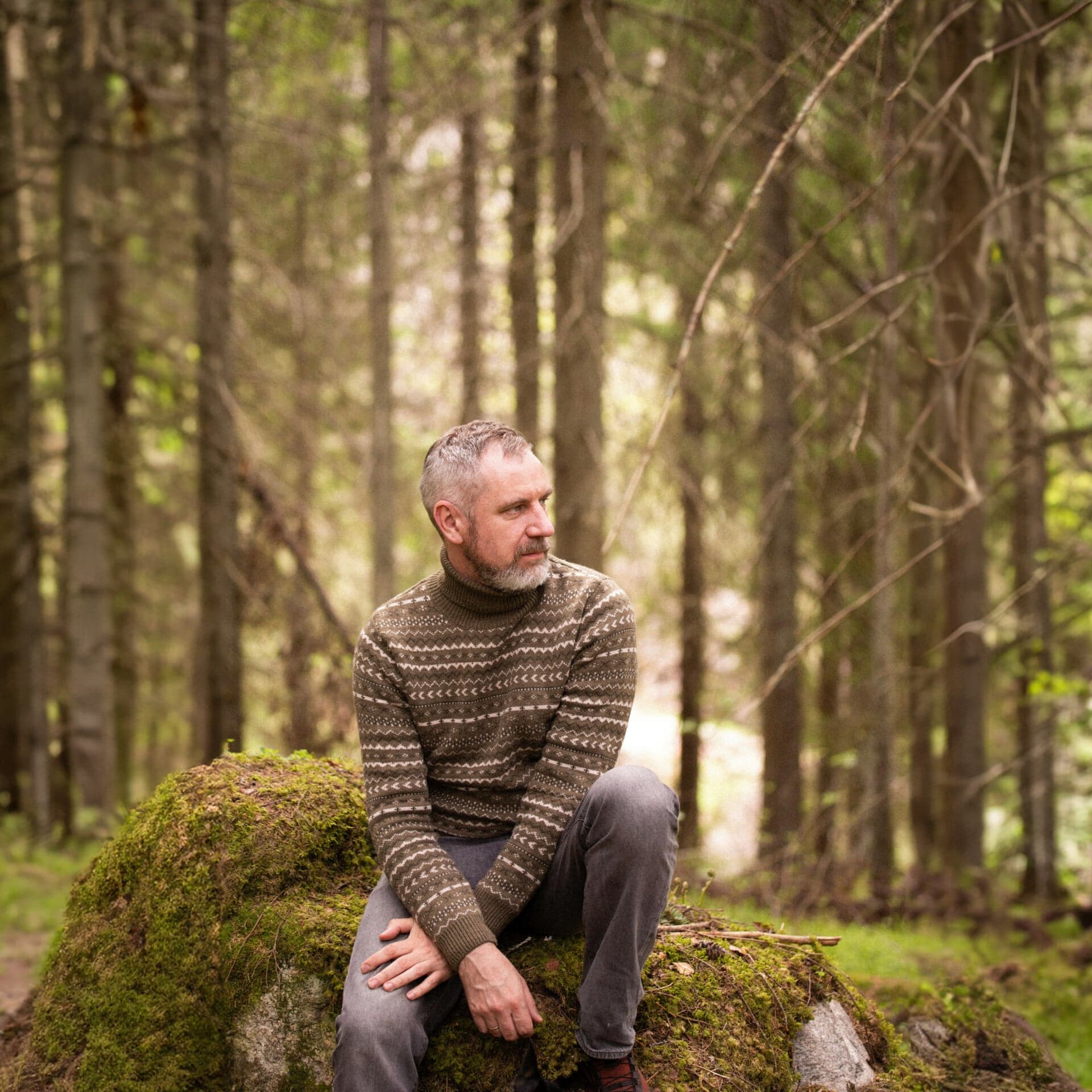 Man sitter i skogen