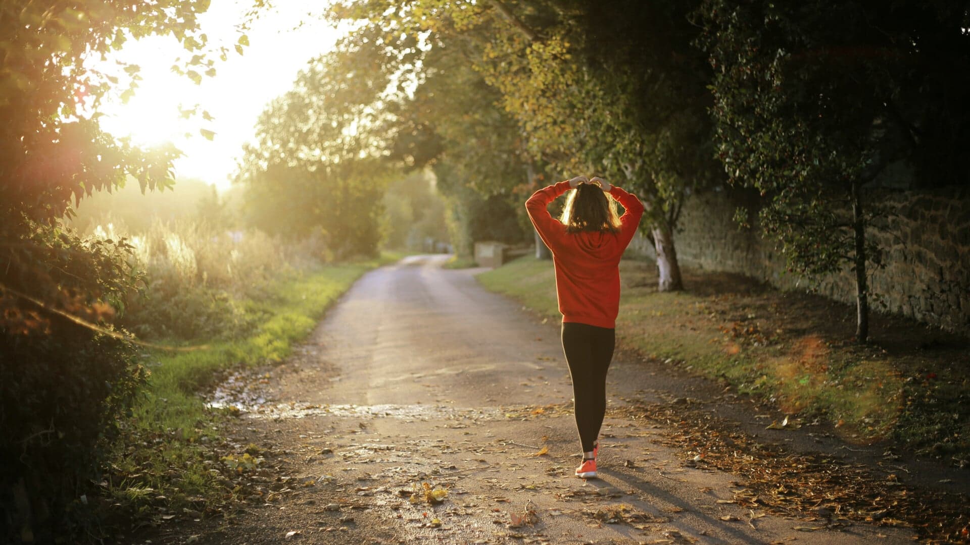 kvinna på promenad kvinna på promenad
