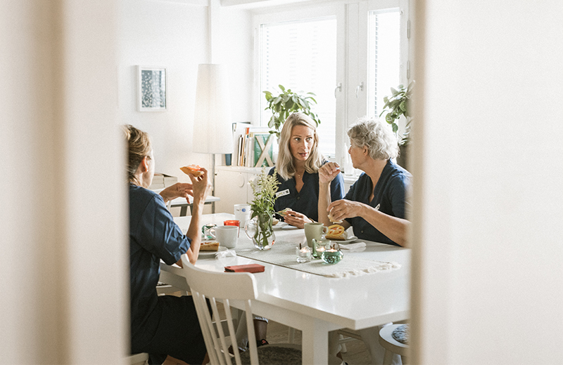 Barnmorskor vid fikabordet
